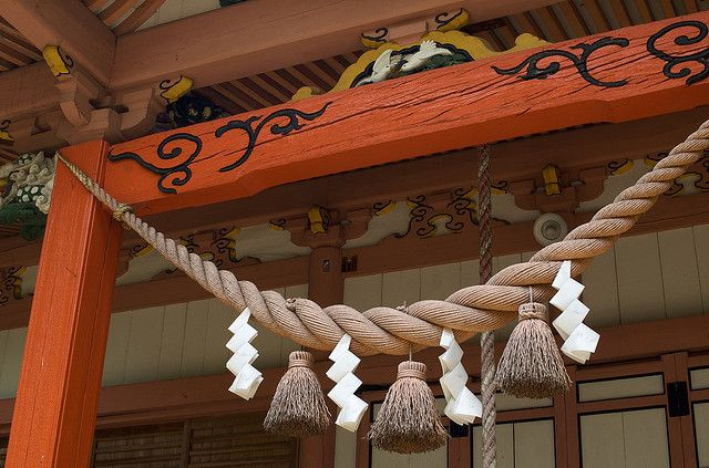 Khi ghé thăm các ngôi đền Thần đạo ở Nhật Bản, nhiều du khách nước ngoài không khỏi tò mò trước sự hiện diện của những sợi dây thừng khổng lồ. Đồ vật kỳ lạ này mang ý nghĩa gì?