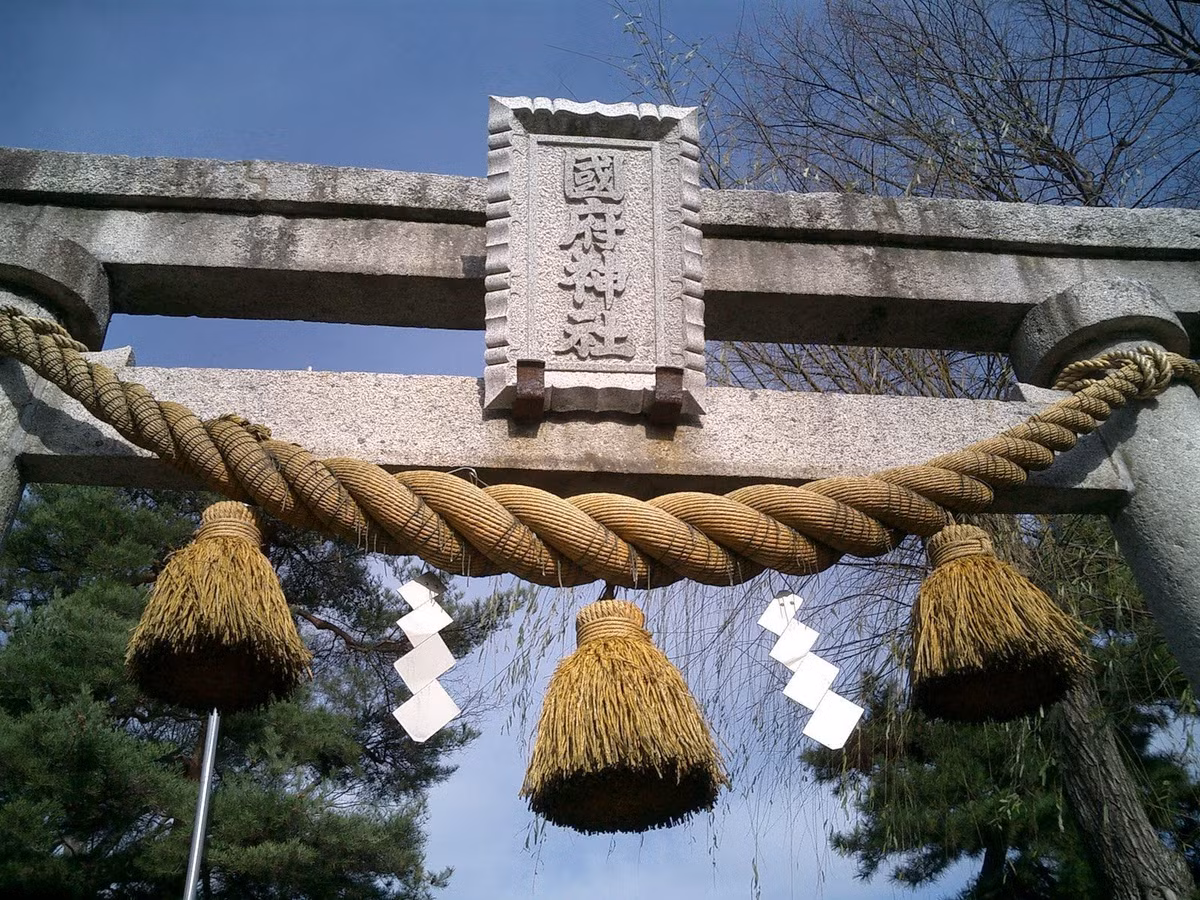 Dây thừng Shimenawa được làm bằng nhiều sợi rơm khô đan lại, có kích cỡ lớn hơn nhiều dây thừng bình thường khiến chúng trở nên cứng và cực kỳ chắc chắn. Phổ biến nhất là loại dây to cỡ bắp tay người lớn.