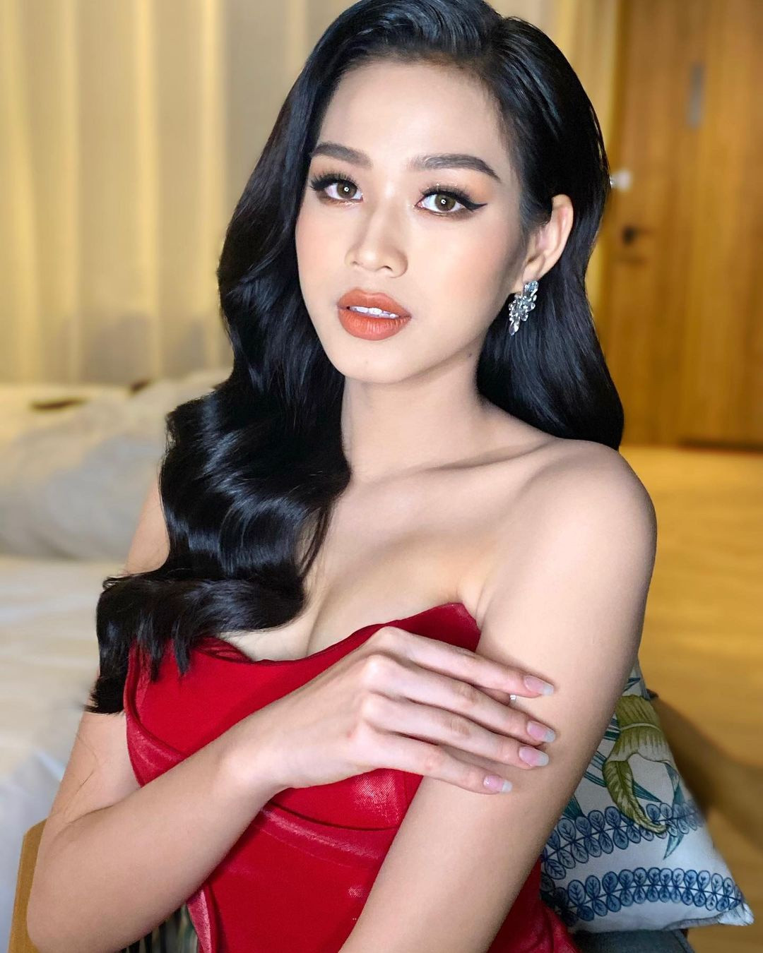 Không còn gắn bó với những trang phục kín đáo, nữ tính và hơi "sến" như thời điểm mới đăng quang, Đỗ Thị Hà bắt đầu diện các thiết kế giúp tôn vóc dáng sexy. Trên trang cá nhân, Hoa hậu Việt Nam 2020 chia sẻ nhiều hình ảnh mặc đầm cúp ngực, khoe vai thanh mảnh.