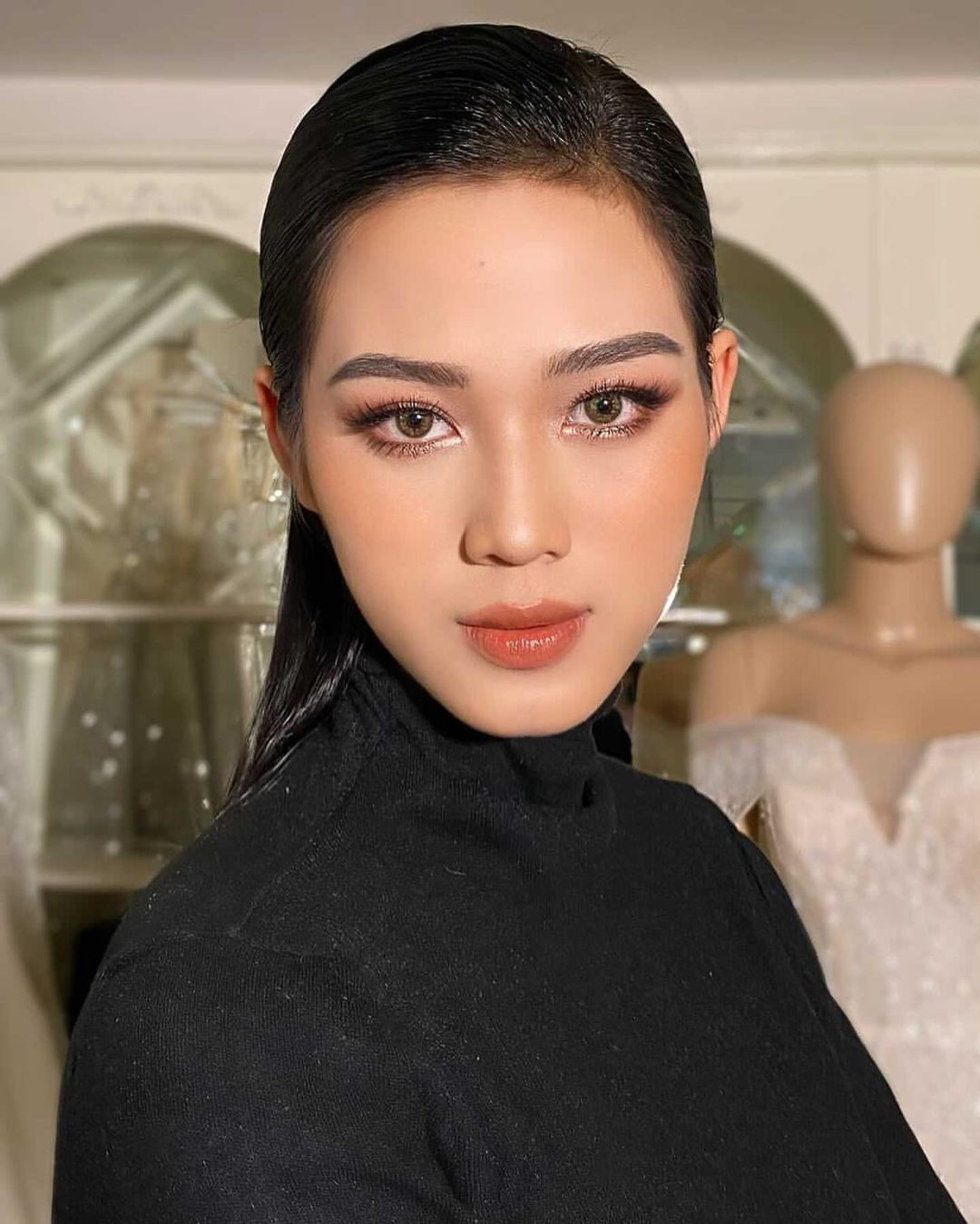 Hoa hậu xứ Thanh được khen hợp với kiểu trang điểm mới, giúp nhan sắc cô thu hút hơn.