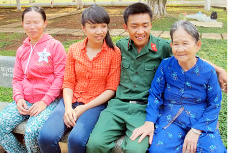 Niềm vui của bà Nguyễn Thị Chỉ, 75 tuổi ở huyện Bến Cát, tỉnh Bình Dương khi cháu là chiến sĩ mới Võ Tuấn Vũ vinh dự công tác ở Đoàn Tu Vũ.