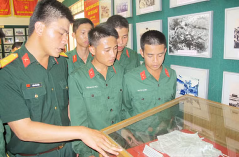 Tham quan phòng truyền thống của cán bộ, chiến sĩ Đoàn Tu Vũ, nơi lưu giữ nhiều hiện vật hình ảnh của đơn vị trong Chiến dịch Điện Biên Phủ.