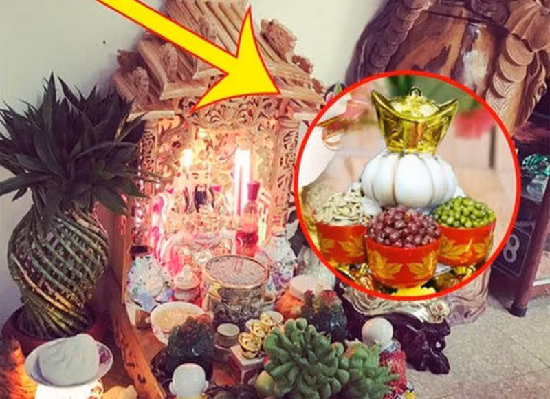 Đặt tỏi lên bàn thờ. Theo quan niệm dân gian, khi bạn muốn xua đuổi vận xui và tìm kiếm sự may mắn bạn hãy đặt tỏi trên bàn thờ thần tài, hoặc gia tiên. Khi đặt tỏi bạn có thể chọn 5 củ tỏi tươi xếp gọn gàng trên đĩa hoặc bó lại thật đẹp rồi đặt lên bàn thờ.