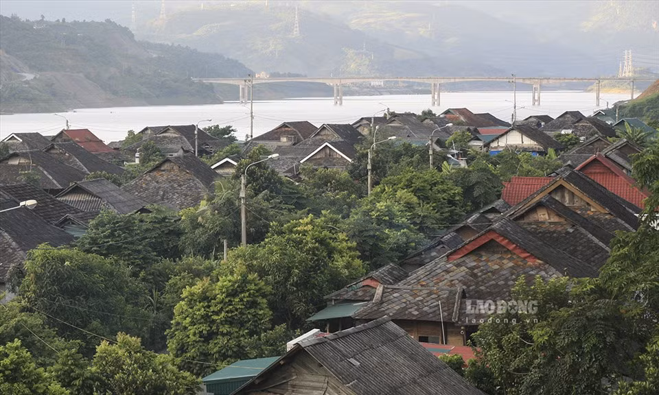 Cũng không ai biết chính xác văn hóa làm nhà sàn lợp đá có từ khi nào, nhưng từ rất lâu rồi người ta vẫn yêu thích dùng loại đá này để lợp nhà vì nó vừa đem lại sự chắc chắn cho ngôi nhà và vừa tạo ra một không gian mát và thân thiện.