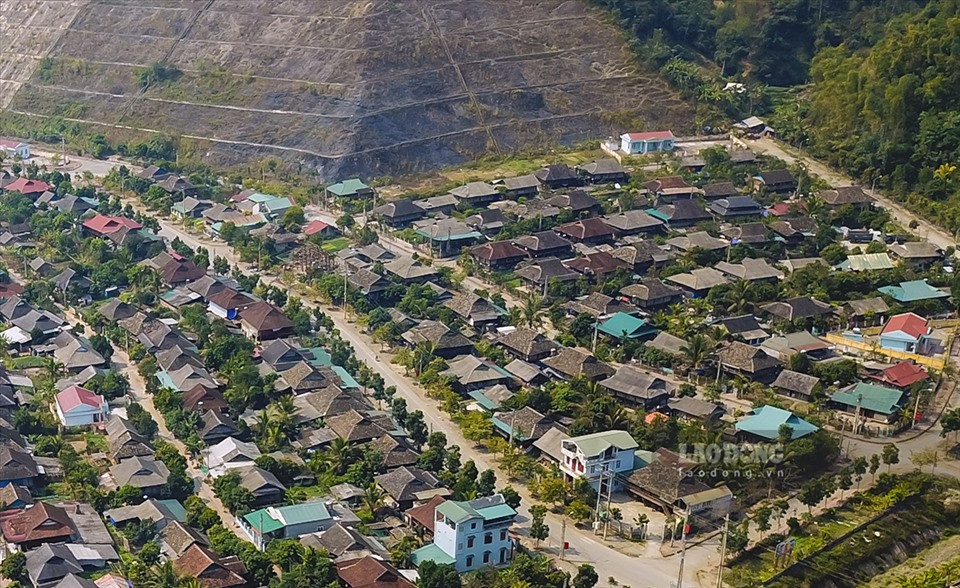 Hàng nghìn ngôi nhà sàn lợp đá khiến cho TX. Mường Lay, tỉnh Điện Biên mang một vẻ đẹp rất độc đáo.