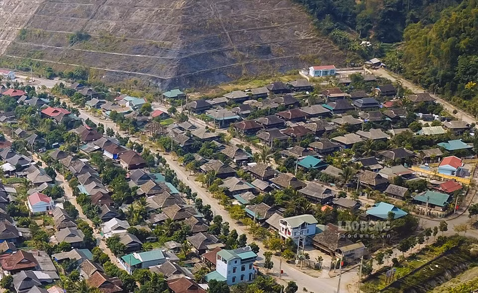 Hàng nghìn ngôi nhà sàn lợp đá khiến cho TX. Mường Lay, tỉnh Điện Biên mang một vẻ đẹp rất độc đáo.