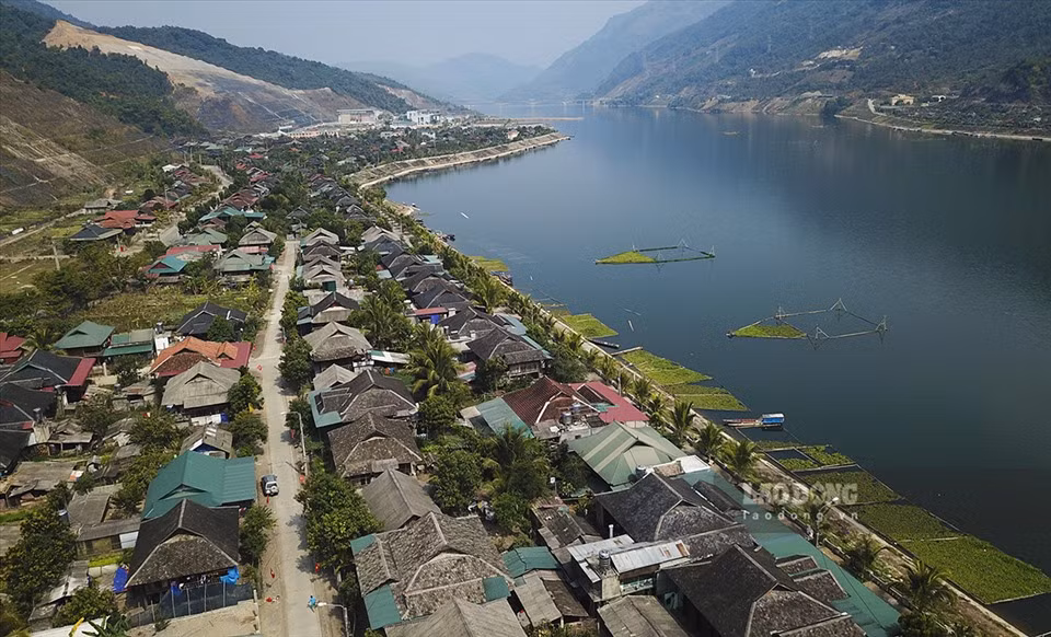 Từ đó TX. Mường Lay mang một vẻ đẹp vừa có vóc dáng hiện đại của những khu phố lại vừa giữ được nét đặc trưng của những bản làng truyền thống.