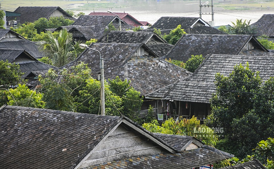 Sau đó người dân cũng biết khai thác đá để lợp nhà.
