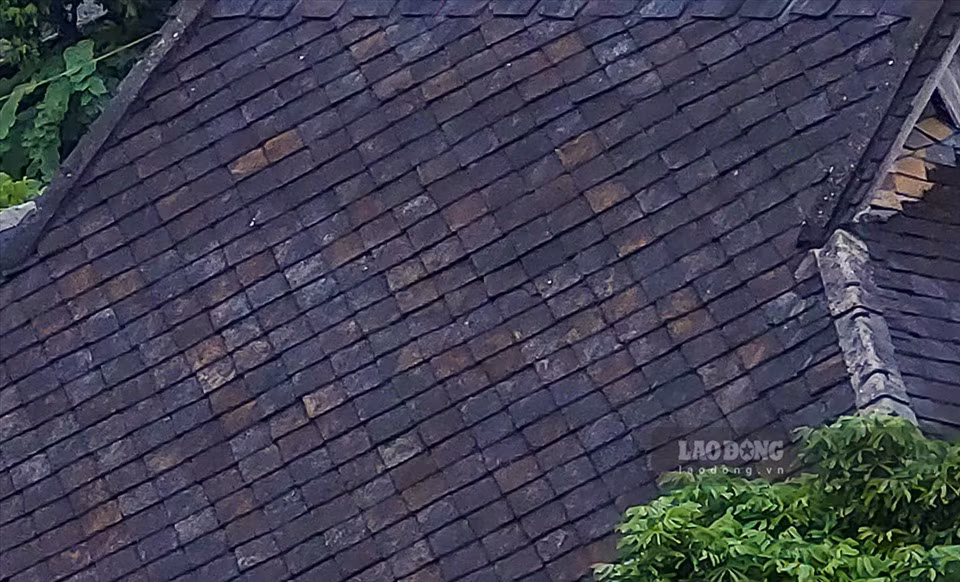 Người dân thường gọi là đá đen nhưng thực tế loại đá này có rất nhiêu màu sắc như: đen, ghi sám, vàng, đỏ... tùy theo tuổi đá và vị trí khai thác.