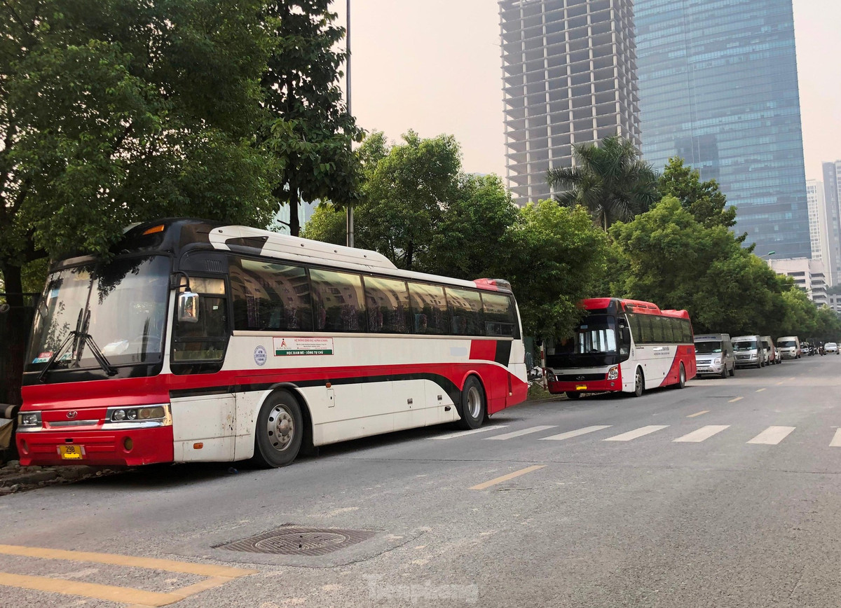 Ngoài ra, tại các khu vực dân cư như Nam Trung Yên, Nghĩa Tân (Cầu Giấy), Đền Lừ, Pháp Vân - Tứ Hiệp (Hoàng Mai), Mỹ Đình (Nam Từ Liêm), Thanh Xuân Bắc (Thanh Xuân), Xa La (Hà Đông)... xe hợp đồng, thậm chí cả xe khách loại lớn cũng đeo biển "Xe hợp đồng" đang dừng đỗ thành hàng để đón, trả khách nhộn nhịp.