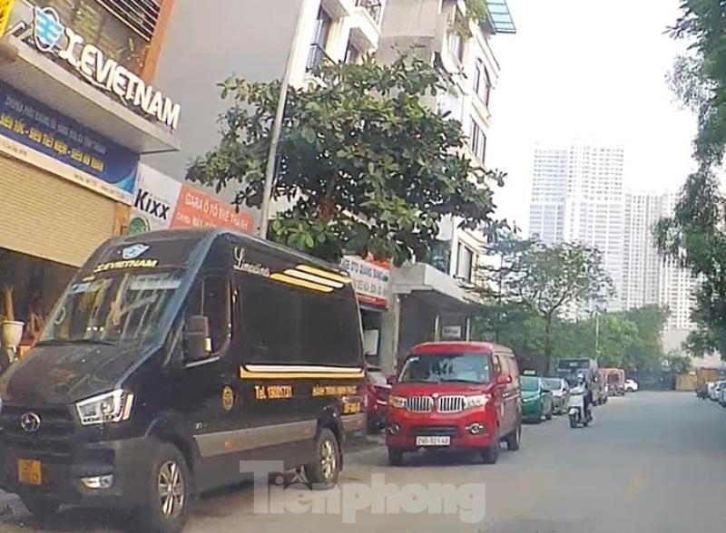 Tại đoạn qua các số nhà 41-45 đường Nguyễn Quốc Trị, do có văn phòng ở đây nên xe của nhà xe X.E Việt Nam thường xuyên dừng đỗ thành hàng. Xe hợp đồng "vô tư" biến đường thành bến lậu ở đây nhiều năm nay - vị trí cách Đội Thanh tra giao thông quận Cầu Giấy và Đội Thanh tra giao thông Vận tải đường bộ vài trăm mét.