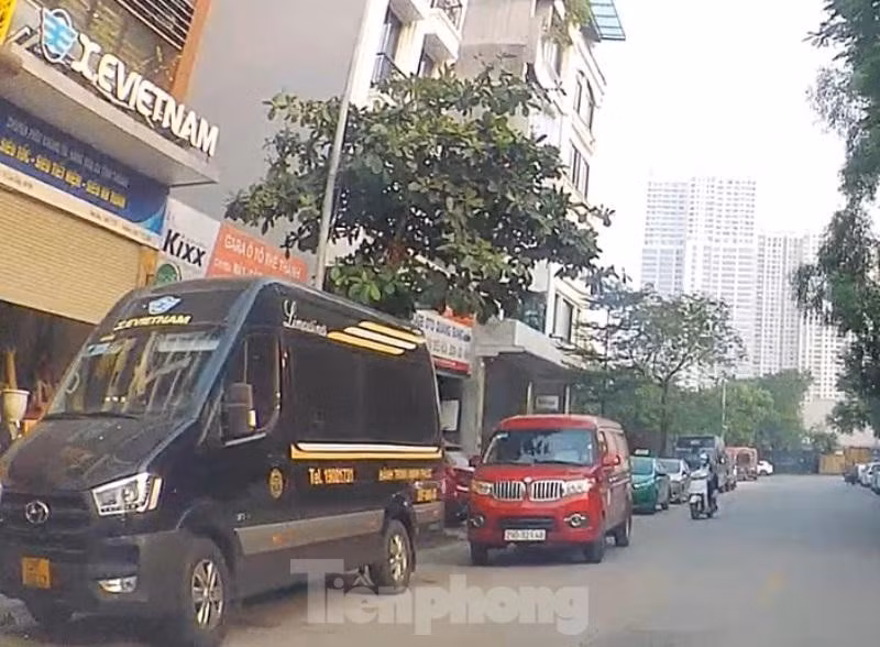 Tại đoạn qua các số nhà 41-45 đường Nguyễn Quốc Trị, do có văn phòng ở đây nên xe của nhà xe X.E Việt Nam thường xuyên dừng đỗ thành hàng. Xe hợp đồng "vô tư" biến đường thành bến lậu ở đây nhiều năm nay - vị trí cách Đội Thanh tra giao thông quận Cầu Giấy và Đội Thanh tra giao thông Vận tải đường bộ vài trăm mét.