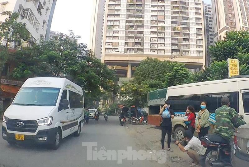 Người dân đứng chờ lên xe hợp đồng đoạn phía sau bến xe Mỹ Đình (quận Nam Từ Liêm) những ngày qua.