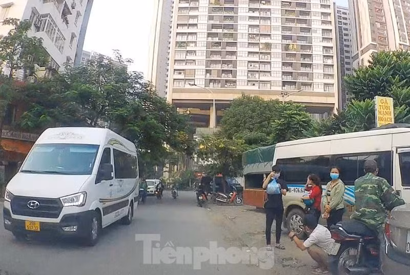 Người dân đứng chờ lên xe hợp đồng đoạn phía sau bến xe Mỹ Đình (quận Nam Từ Liêm) những ngày qua.