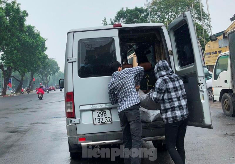 Tuy nhiên nhiều tuần qua, xe hợp đồng ngang nhiên hoạt động như không hề có quy định cấm, trong đó nhộn nhịp nhất là các tuyến đường: Giải Phóng, Trần Quang Khải - Trần Nhật Duật, Nguyễn Trãi, Phố Vọng, Tôn Thất Thuyết, Tràng Tiền, Ngô Quyền, Phạm Hùng, Ngọc Hồi, Trần Nhân Tông... và khu vực các bến xe như: Giáp Bát, Mỹ Đình, Nước Ngầm, Yên Nghĩa, Gia Lâm... Trong ảnh: Xe đeo biển hợp đồng hoạt động trên đường Trần Nhân Tông (quận Hai Bà Trưng) đoạn trước rạp xiếc Trung ương.