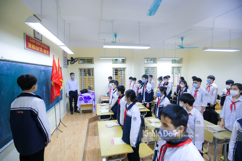 Tiết chào cờ đặc biệt trong ngày học sinh lớp 9 tại huyện Ba Vì được đi học trực tiếp.