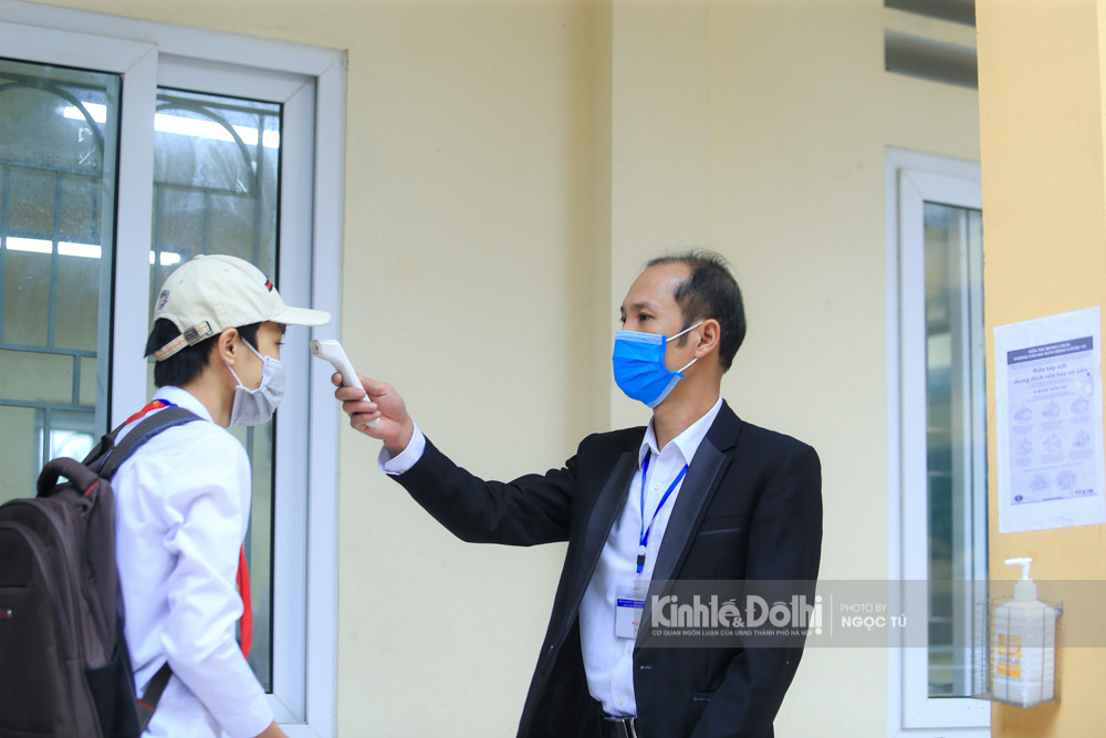 “Được gặp thầy cô, bạn bè, ngồi trong lớp học sau thời gian xa cách, em thấy rất ấm áp, hạnh phúc. Công tác phòng chống dịch ở trường thực hiện cẩn thận, các bạn của em cũng có ý thức tốt nên em nghĩ, chúng em sẽ an toàn khi đi học”- Nguyễn Thị Hương Ly, học sinh lớp 9B trường THCS Phú Châu chia sẻ.