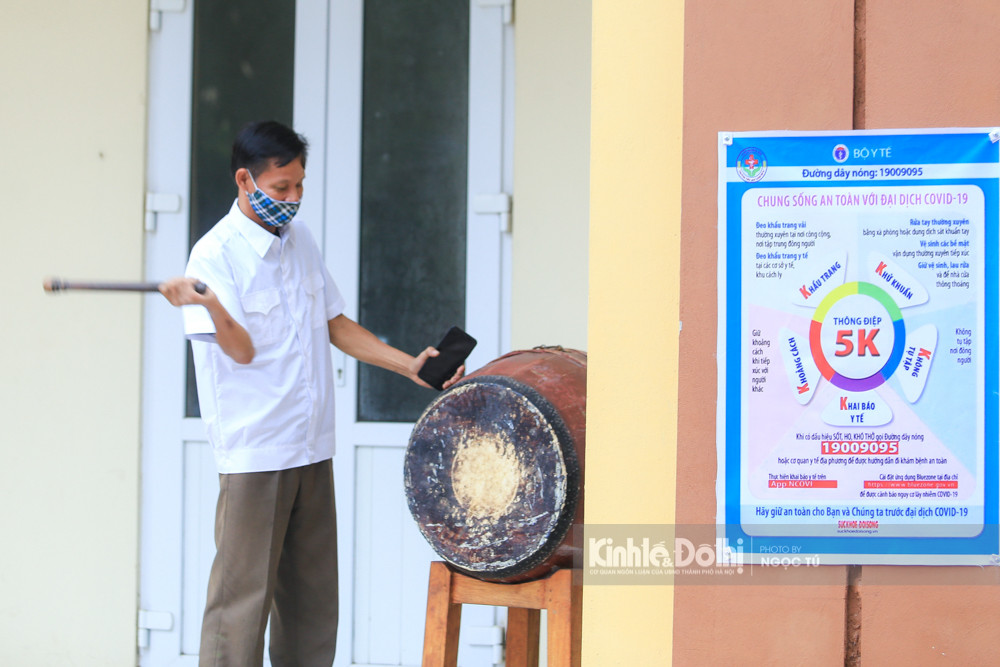 Theo Hiệu trưởng trường THCS Phú Cường (xã Phú Cường) Nguyễn Thị Hải Hằng, hiện nay nhà trường có 68 học sinh khối 9, chia làm 2 lớp và cả 68 em đã đến trường đầy đủ vào sáng nay. Sau thời gian dài không gặp nhau, cả thầy cô và học sinh đều rất vui mừng và phấn khởi.