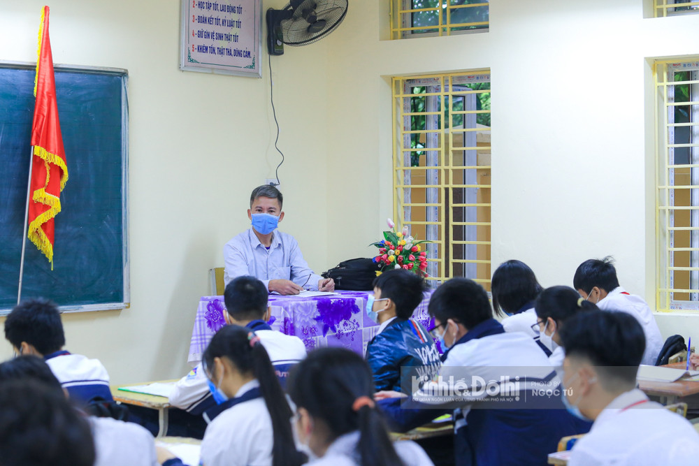 Ngoài ra, huyện Ba Vì sẽ tổ chức cho học sinh đi học trở lại trong bối cảnh tình hình dịch bệnh phức tạp hiện nay, nhất là khi huyện Ba Vì giáp ranh với tỉnh Phú Thọ - địa phương đang là ổ dịch phức tạp với nhiều ca mắc ngoài cộng đồng nên áp lực của huyện Ba Vì là rất lớn.