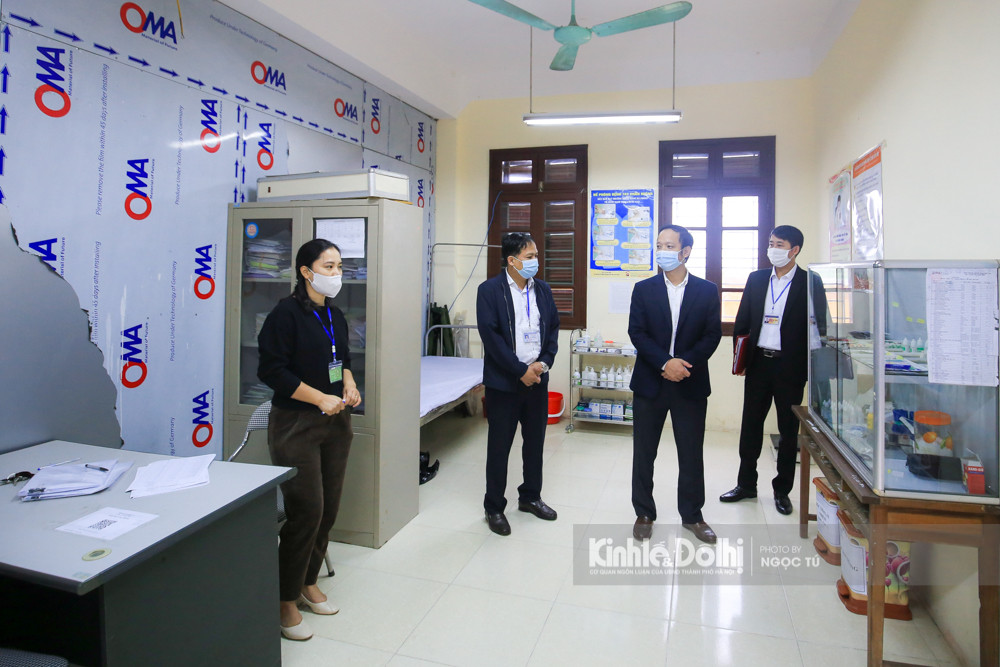 Phó Chủ tịch UBND huyện Ban Vì Nguyễn Đức Anh kiểm tra phòng y tế tại các điểm trường THCS được phép đón học sinh lớp 9 trở lại. Cũng theo ông Nguyễn Đức Anh, qua xem xét đánh giá, khối 9 và khối 12 đều là cuối cấp và đảm bảo về sức khỏe thể trạng, tâm sinh lý, nhận thức; tuy nhiên, do học sinh khối 12 đến từ nhiều xã, thậm chí nhiều huyện khác nhau nên có nhiều yếu tố nguy cơ; trong khi học sinh khối 9 hầu hết là con em của công dân trong một xã: "UBND huyện đã thống nhất đề xuất chọn học sinh khối 9 đi học để tạo sự thuận lợi và yên tâm. Ngày 8/11, huyện tổ chức cho học sinh khối 9 ở 29 trường học thuộc 29 xã, thị trấn đến trường (khối 9 trường THCS Vân Hòa đi học ngày 10/11; khối 9 trường THCS Vật Lại tiếp tục học trực tuyến)".