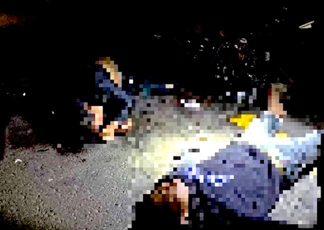 Tong duoi o to tai, ba thanh nien tren mot xe may thuong vong