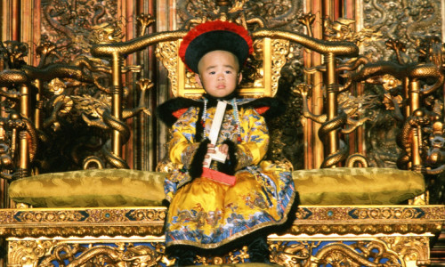 Treo len ngai vang truoc mat hoang de, cau be lam gi de thoat hiem?