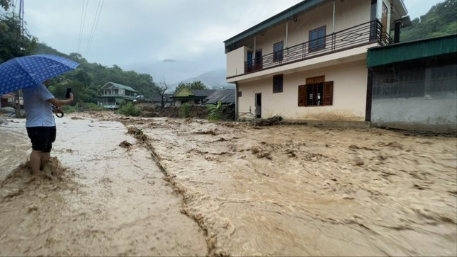 Mua lu o mien Trung: Hang nghin nha dan ngap sau