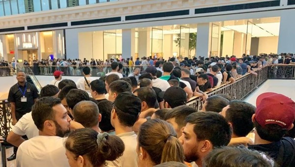 Khach hang lao vao danh nhau khi cho mua iPhone 15 o Dubai