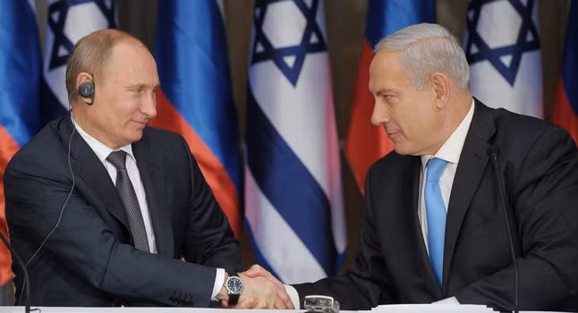 Thủ tướng Israel Netanyahu (phải) bắt tay với Tổng thống Nga Putin.