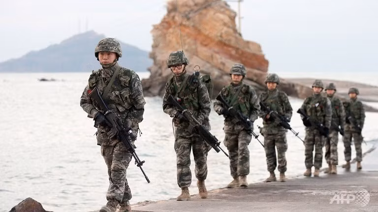 Binh sĩ Hàn Quốc đi tuần trên đảo tiền tiêu Yeonpyeong.