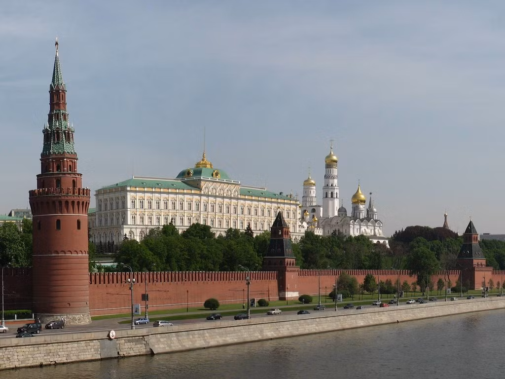 2. Điện Kremlin là trung tâm của Moscow, nằm trên bờ trái sông Moskva, trên đồi Borovitskii, nhìn ra Quảng trường Đỏ.