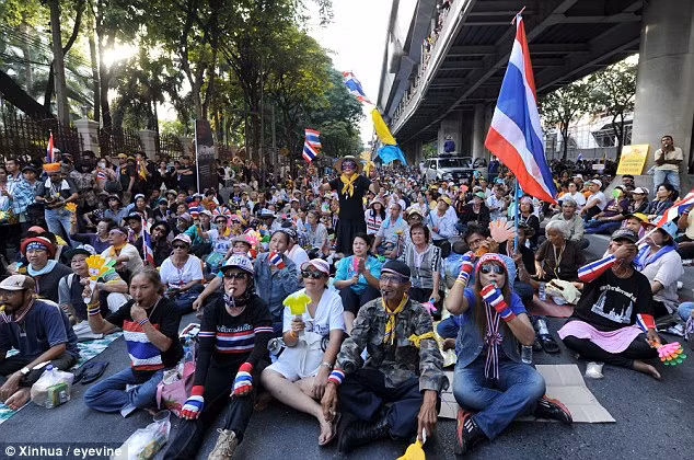 Bà Yingluck cũng mạnh mẽ kêu gọi người ủng hộ vững vàng sát cánh với chính phủ và yêu cầu các lực lượng an ninh và cảnh sát tránh đối đầu với người biểu tình đang giận dữ