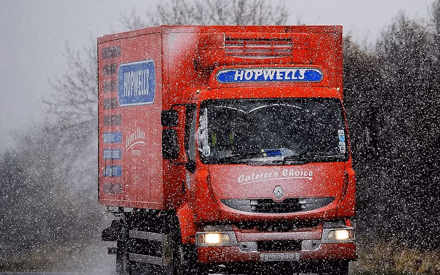 Bão tuyết đầu mùa khiến việc lái xe trở nên nguy hiểm và khó khăn hơn. Bão tuyết đầu mùa khiến việc lái xe trở nên nguy hiểm và khó khăn hơn.