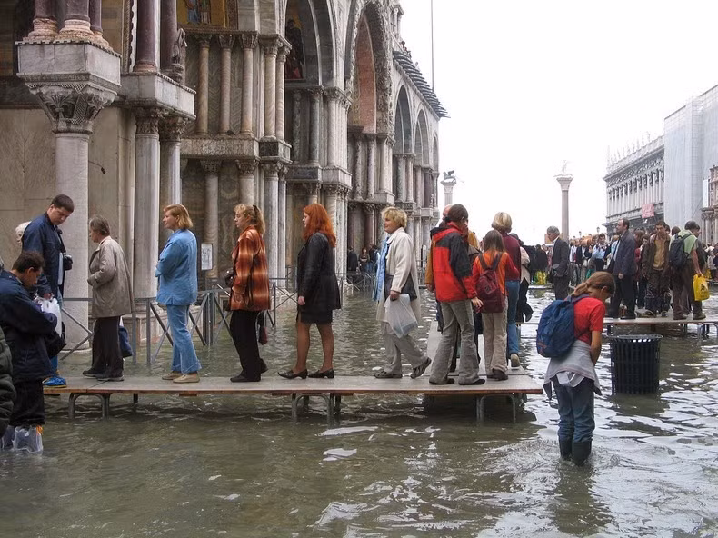 Tuy nhiên, khi thủy triều rút, mọi thứ trở lại bình thường.