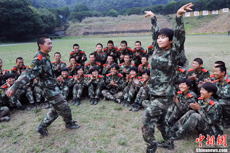 Sau những giờ luyện tập vất vả, các nữ cảnh sát biên giới lại hòa mình vào những điệu múa uyển chuyển, điệu đà cùng các nam đồng nghiệp.