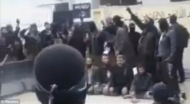 Cuộc hành quyết man rợ diễn ra với sự cổ vũ của nhiều chiến binh Hồi giáo cực đoan.