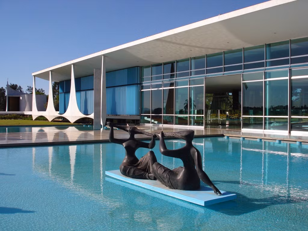 Dinh thự này trưng bày rất nhiều các tác phẩm nghệ thuật. Trong thư viện có tới 3.406 tác phẩm văn học, nghệ thuật, triết học, chính trị và lịch sử, cùng các bức tranh cổ, quý giá của nhiều danh họa.