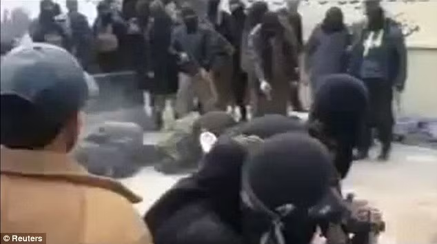 Các nạn nhân lần lượt bị bắn vào đầu và gục xuống.