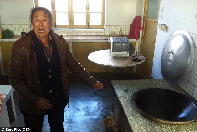 Tuy nhiên, trước khi chạy trốn, y còn tha thêm cháu bé 3 tháng tuổi, con của nạn nhân. Khi đến nhà cha mẹ, y nhìn thấy nồi nước sôi và thản nhiên quăng bé vào. Trong ảnh, bà của cháu bé chỉ vào nồi nước sôi mà Chuanjun đã quăng cháu mình vào.