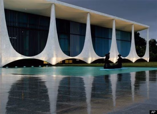 4. Trong tiếng Anh, Cung điện Alvorada có nghĩa là “Palace of Dawn”, tức Cung điện Bình Minh. Palácio da Alvorada được xây dựng chỉ trong vòng hơn 1 năm từ 4/1957 tới tháng 6/1958 với phong cách đơn giản và hiện đại và hiện là dinh thự Tổng thống.