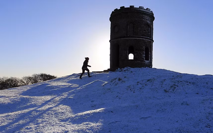 Một người phụ nữ leo lên chùa Solomon, còn được gọi là Tháp Grinlow , gần Buxton ở quận Peak Derbyshire.