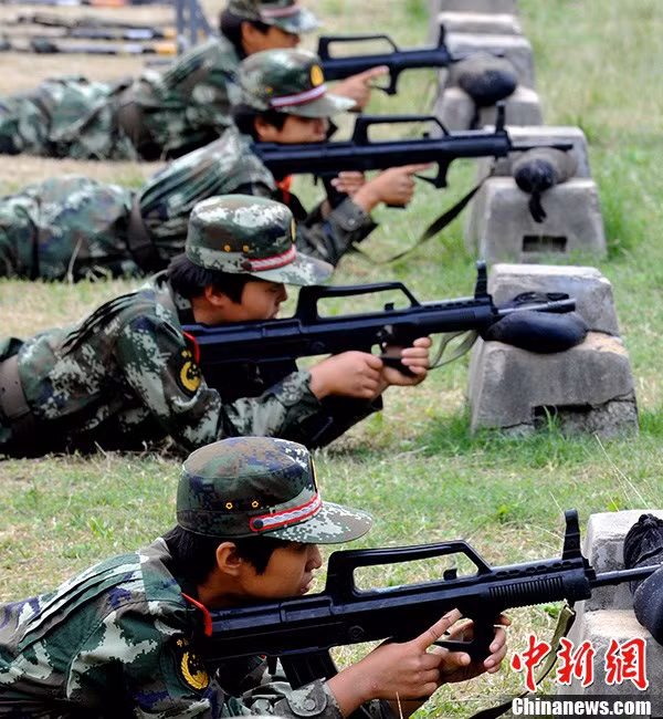 Các cô gái này đều còn rất trẻ, sinh ra vào những năm 1990. Trong ảnh, các nữ cảnh sát tập bắn súng.