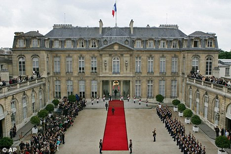 Tầng một của điện Élysée chủ yếu gồm: phòng khách của Hội đồng bộ trưởng; phòng tiệc Salle des Fêtes; phòng khách Napoléon III, nơi ăn tối của Chính phủ; phòng khách Aides de camp và phòng khách Portraits. Cầu thang dẫn lên tầng hai - nơi có một tiền sảnh. Rồi đến các văn phòng của tổng thống, thư ký, nội các... và phòng họp.