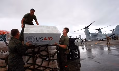 Lính Mỹ xếp hàng cứu trợ các nạn nhân bị ảnh hưởng bởi siêu bão Haiyan ở Philipines.