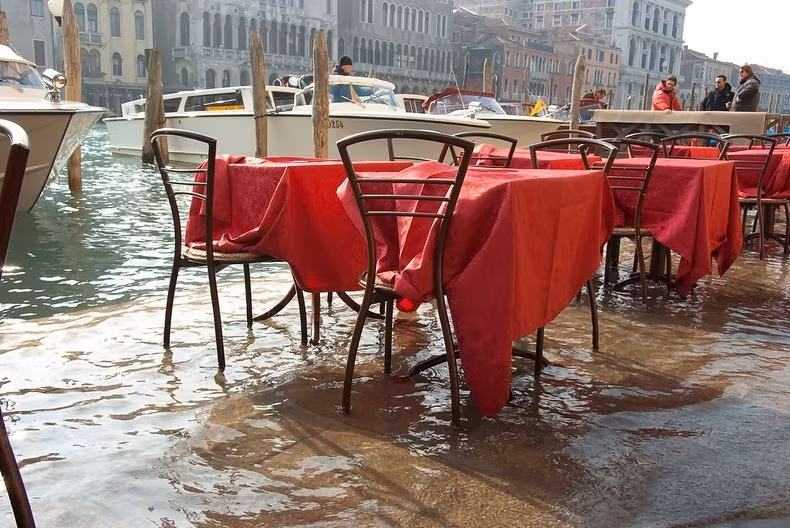 Hiện tượng này xảy ra khi triều cường lên cao ở mức tối đa tại Phá Venezia. Người dân địa phương gọi hiện tượng này là acqua alta.