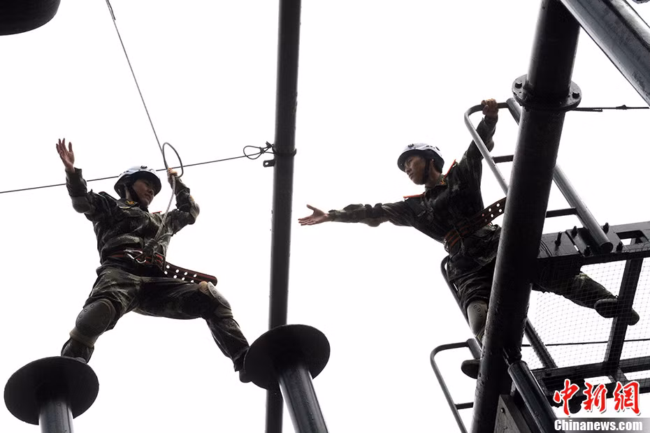 Các cô gái thế hệ 9X thể hiện sự bản lĩnh, lòng can đảm trong bài huấn luyện vượt chướng ngại vật.