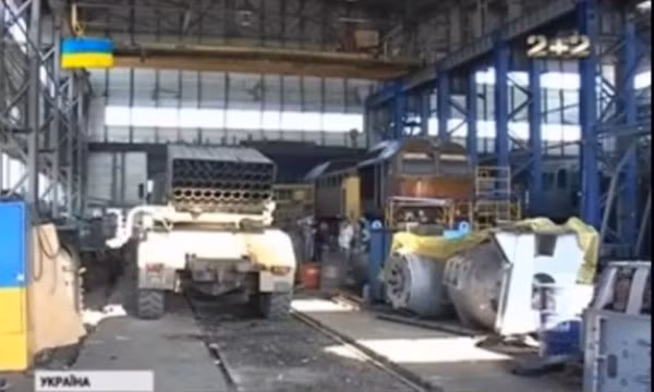 Một trong các xe pháo BM-21 đang được nâng cấp.