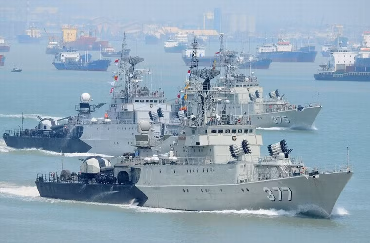 Hải quân Indonesia cũng có đội tàu săn ngầm đông nhất khu vực Đông Nam Á, với tổng cộng 16 tàu hộ vệ săn ngầm Project 133 Parchim mua từ Đức. Con tàu được trang bị pháo 57mm AK-725, 30mm AK-230, rocket chống ngầm RBU-6000 và ngư lôi 400mm.