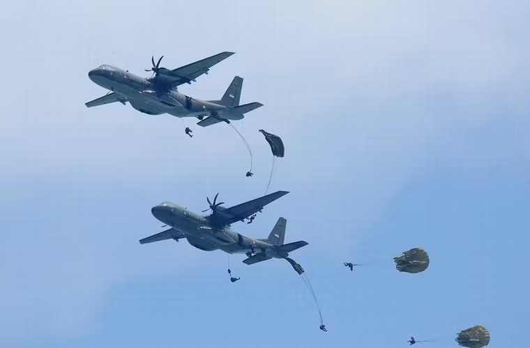Vận tải cơ CN-295 do Indonesia sản xuất theo công nghệ của Airbus Military đang thả lính dù.