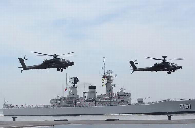 Trực thăng tấn công hiện đại nhất khu vực Đông Nam Á AH-64E bay bên cạnh tàu hộ vệ tên lửa KRI Ahmad Yani (351).